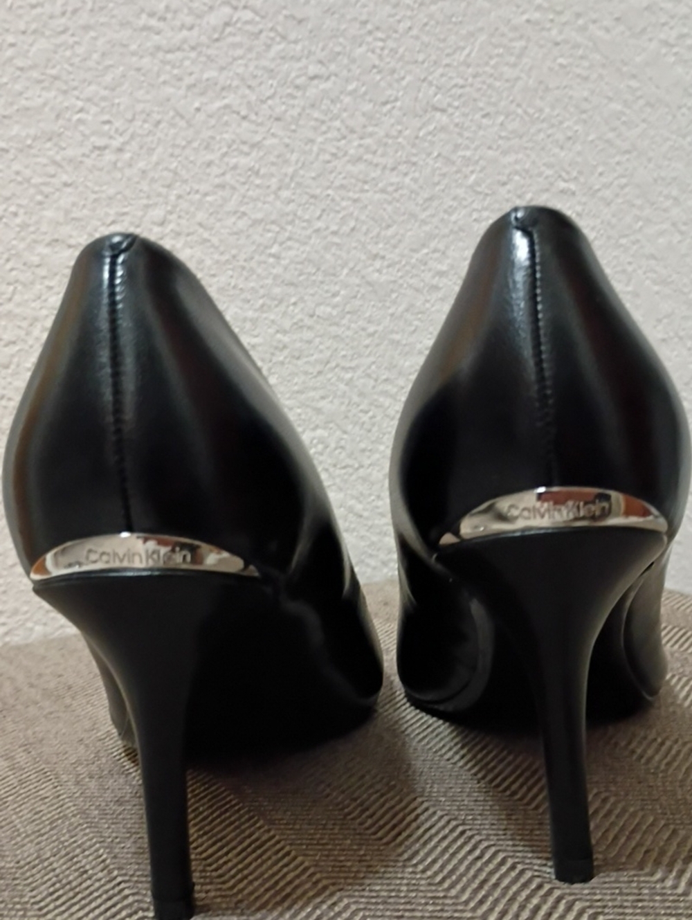 NWOB Calvin Klein Heels -9 5  4" gayle Leather Pointed-Toe  Metal heel Detail